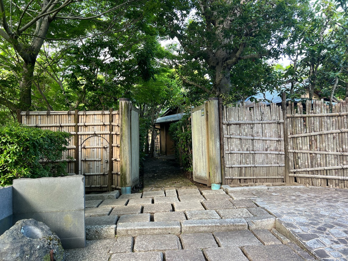 清心亭の門